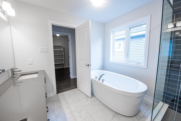 Современный интерьер ванной комнаты с белой ванной, увенчанной серой столовой