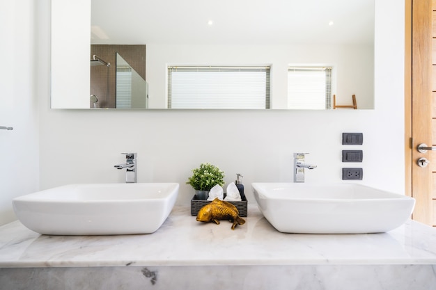 Foto bagno moderno, doccia lavandino e vasca da bagno in villa di lusso