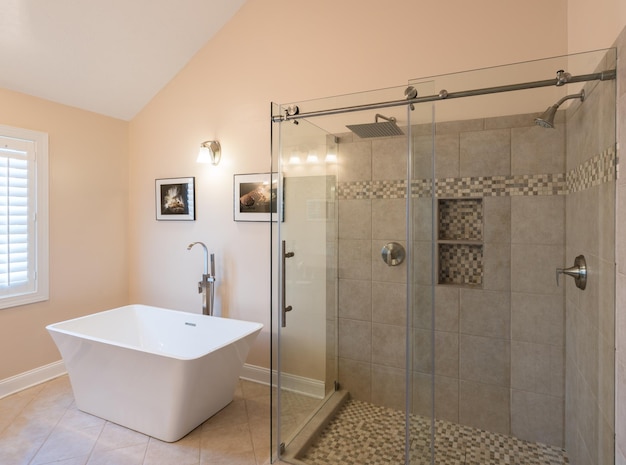 Photo modern bathroom with freestanding tub and shower