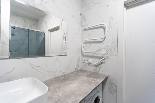 회색 타일로 마감된 현대적인 욕실, 매끄럽고 고급스러운 인테리어 배경.