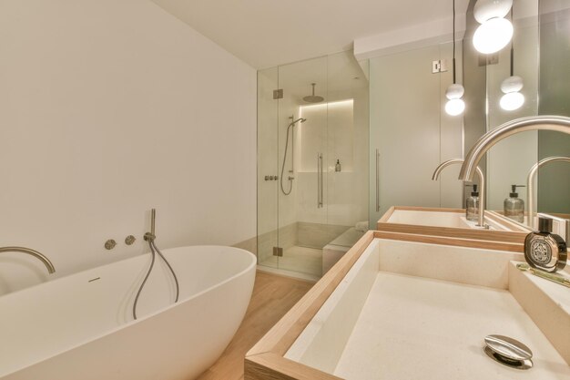 Bagno moderno con doccia, vasca e lavabo