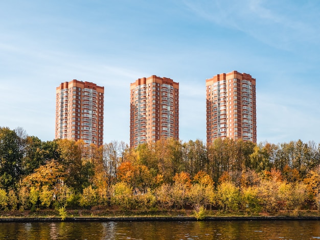 秋のモダンで美しい新しい建物。モスクワ北部の新しい住宅街。ロシア。