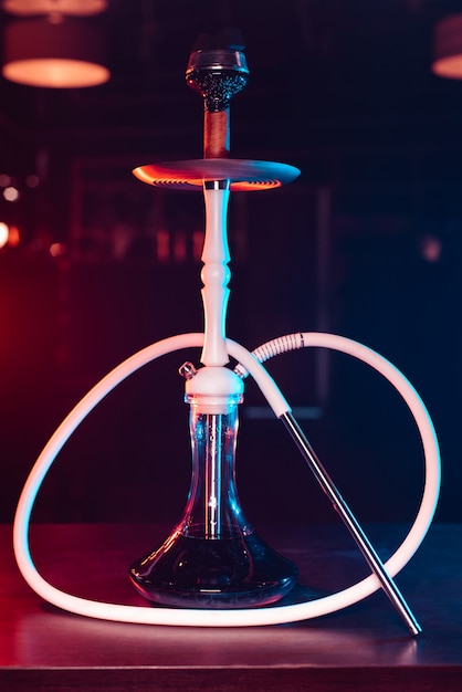 Photo modern beautiful white shisha with a glass flask and a metal bowl with coals