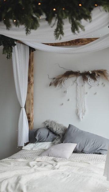 Foto interni moderni della camera da letto in stile scandinavo con un letto accogliente con cuscini