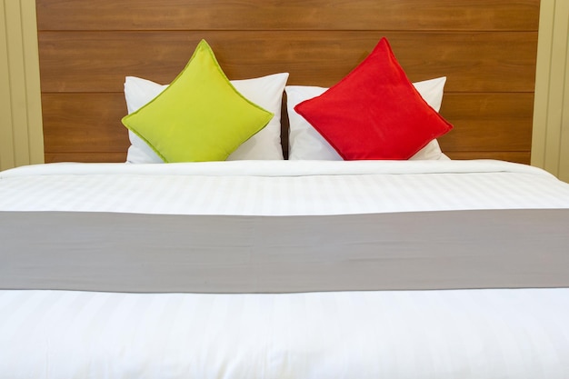 写真 ベッドの上のカラフルな枕とモダンなベッドルームのインテリア