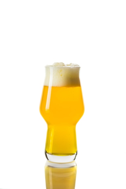 화이트 절연 스튜디오에서 금발 NEIPA 노란색 맥주로 채워진 현대 맥주 유리