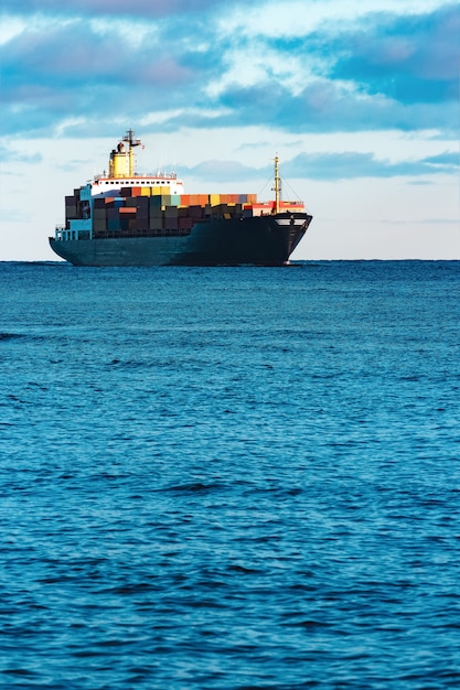 Foto nave porta-container nera moderna che si muove dal mar baltico