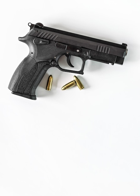 Современный черный металлический пистолет с тремя пулями, пробел для текста ниже