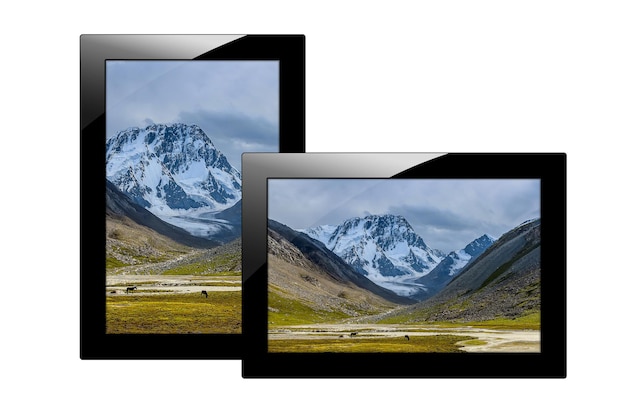 Foto moderno computer tablet nero isolato su sfondo bianco tablet pc e schermo con l'immagine delle montagne