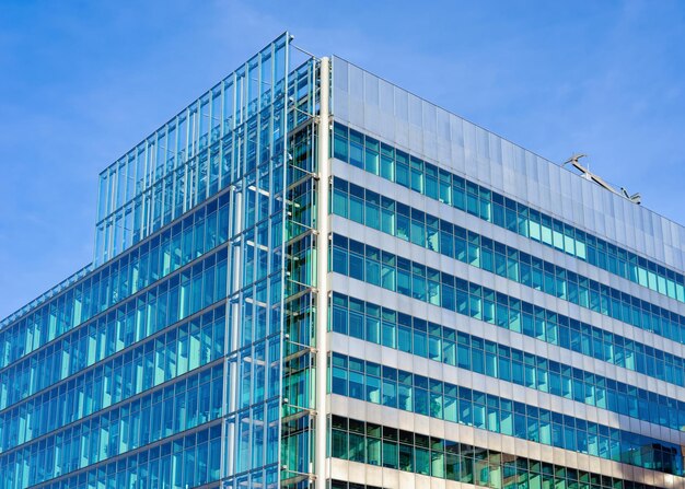 Modern blauw glas Europees flatgebouw en bedrijfsgebouwarchitectuur, Duits stadscentrum in Berlijn in Duitsland in Europa.