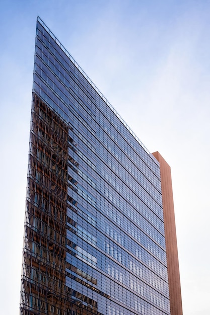 Modern blauw glas europees flatgebouw en bedrijfsgebouwarchitectuur in duitsland in het duitse stadscentrum in berlijn van europa.