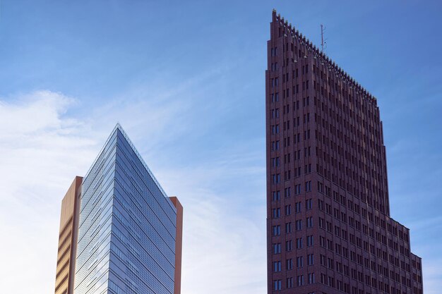 Modern blauw glas Europees flatgebouw en bedrijfsgebouwenarchitectuur in het Duitse stadscentrum in Berlijn in Duitsland in Europa.