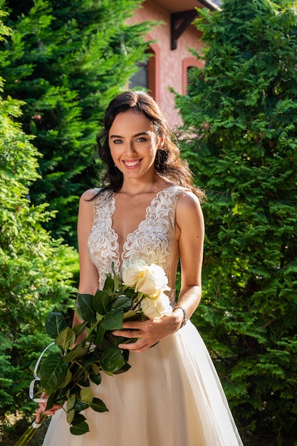 Sposa moderna in un bel vestito in una giornata di sole all'aperto