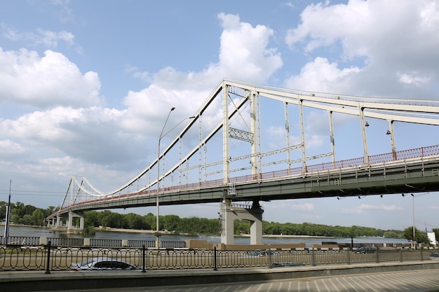 川に架かる近代的な橋