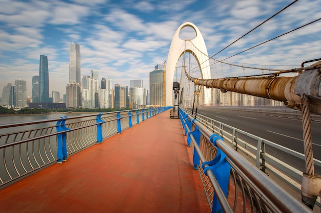 Foto ponte moderno nel fiume zhujiang e costruzione moderna del distretto finanziario nella porcellana di guangzhou.