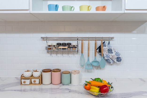 Foto cucina moderna, luminosa e pulita con elettrodomestici in acciaio inossidabile in un appartamento di lusso.