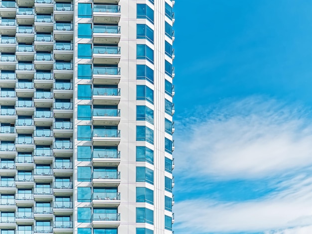 写真 青い曇り空を背景に近代的な建物