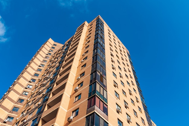 青い空を背景に近代的な建物