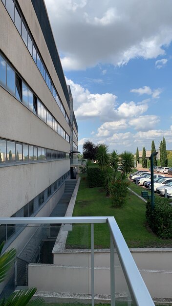 Foto edificio moderno contro il cielo in città