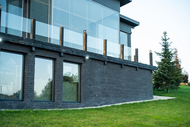 Facciata moderna dell'edificio sul villaggio al tramonto