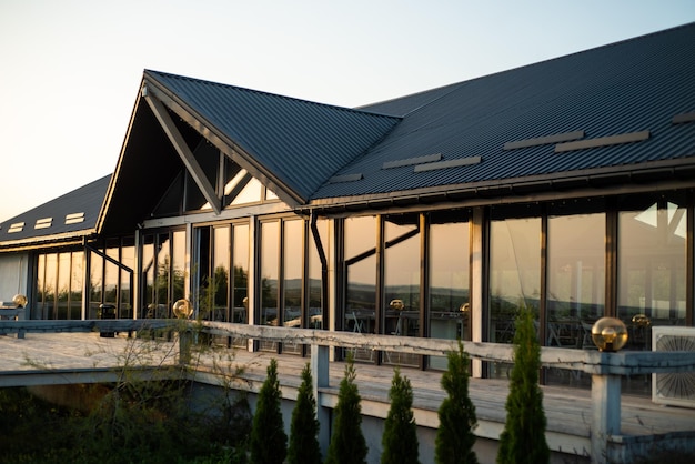 Facciata moderna dell'edificio sul villaggio al tramonto