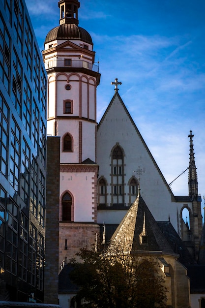 라이프치히 성 토마스 교회 앞의 현대적인 건물. 요한 세바스찬 바흐는 1723년부터 죽을 때까지 이곳에서 일했습니다.