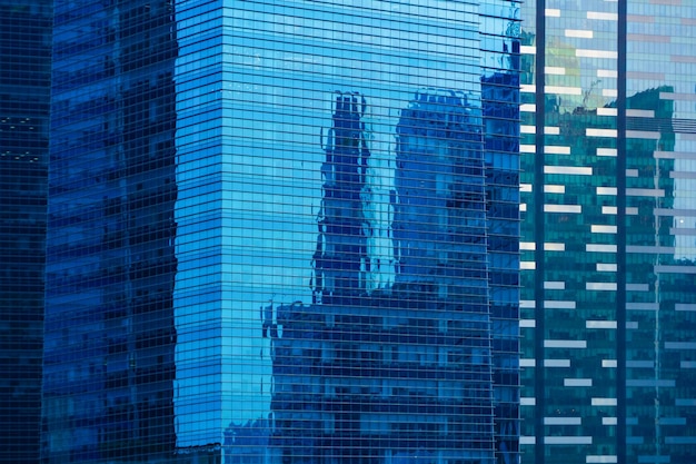 Photo modern buildings against blue sky seen through glass window