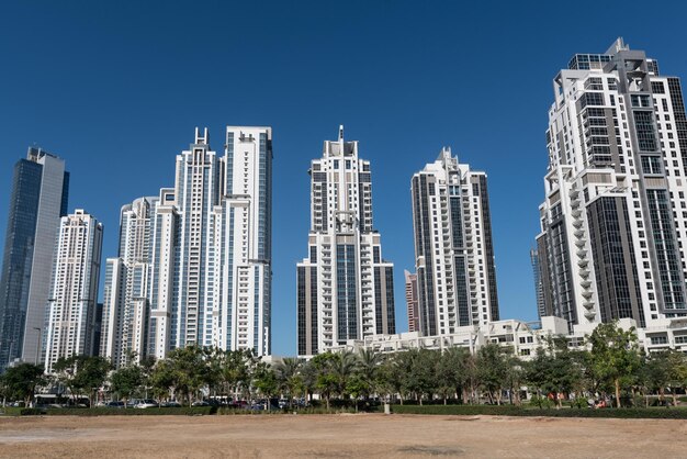 Edifici moderni contro il cielo blu