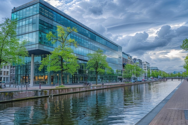 Foto edifici moderni contro il paesaggio urbano con il fiume ad amsterdam