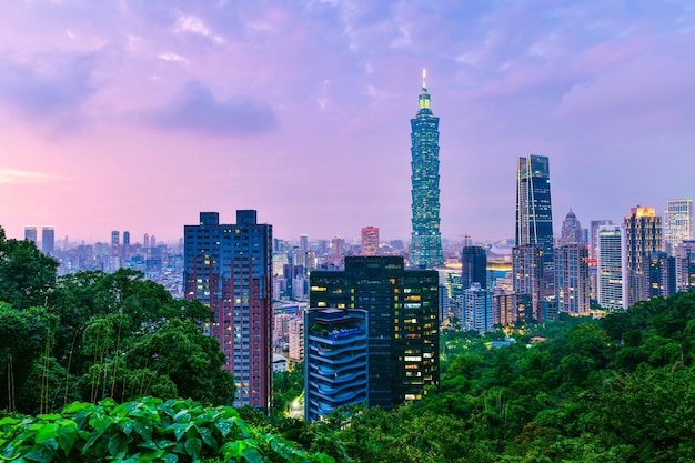 Photo modern buildings against cloudy sky during sunset