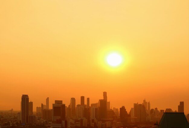 夕暮れの空を背景に近代的な建物