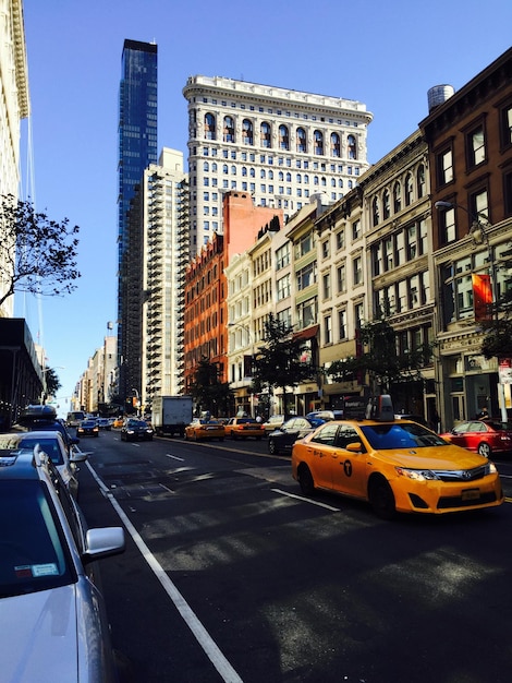 Фото Современные здания на пятой авеню на фоне чистого голубого неба в городе