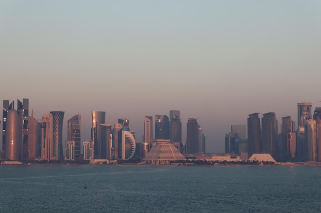 Foto edifici moderni dal mare contro il cielo