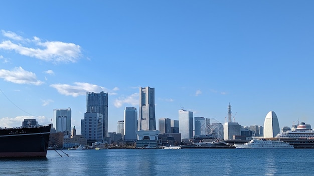 青い空を背景に都市の近代的な建物
