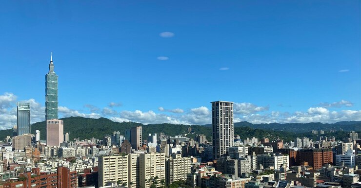 Photo 青い空を背景に都市の近代的な建物