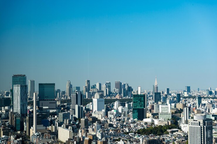 Photo 澄んだ青い空の背景にある都市の近代的な建物