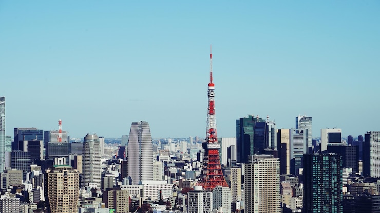 Photo 晴れた空に照らされた都市の近代的な建物