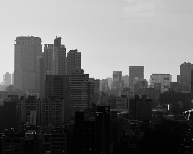 晴れた空に照らされた都市の近代的な建物