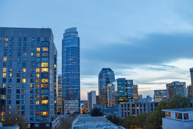 Photo modern buildings in city against sky at dusk