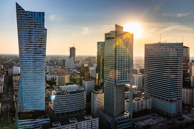 夕暮れの空に照らされた都市の近代的な建物
