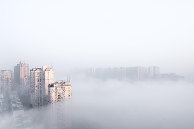 空に照らされた都市の近代的な建物
