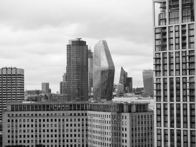 Foto edifici moderni in città contro il cielo