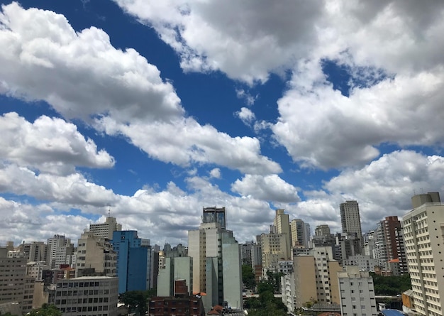 Foto edifici moderni in città contro il cielo