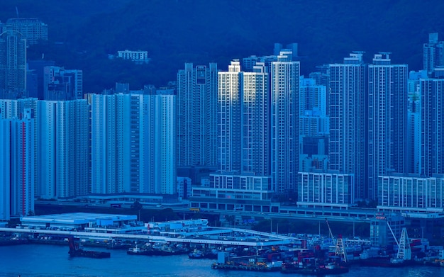 夜の都市の近代的な建物