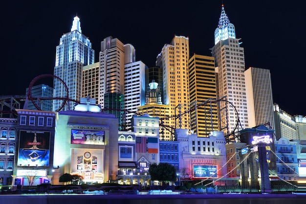 Photo modern buildings in city at night