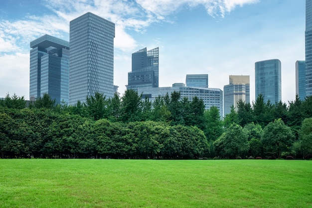 近代的な建物と中国上海の街のスカイライン