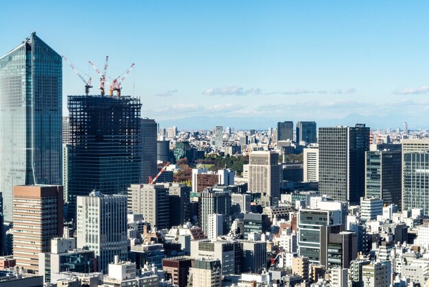 写真 空に照らされた都市の近代的な建物