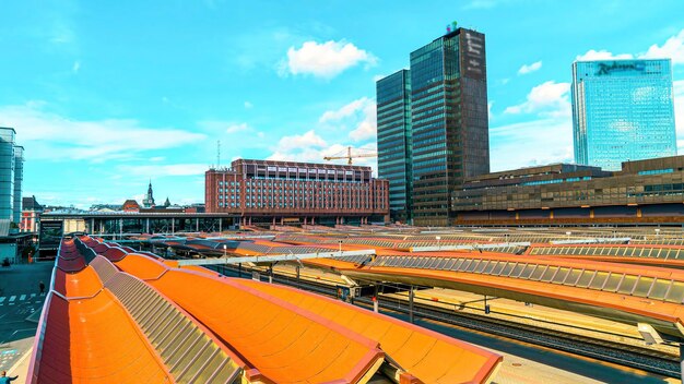 写真 空に照らされた都市の近代的な建物