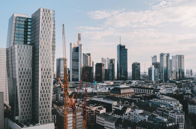 写真 空に照らされた都市の近代的な建物