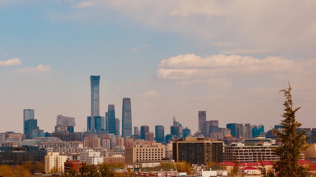 写真 空に照らされた都市の近代的な建物